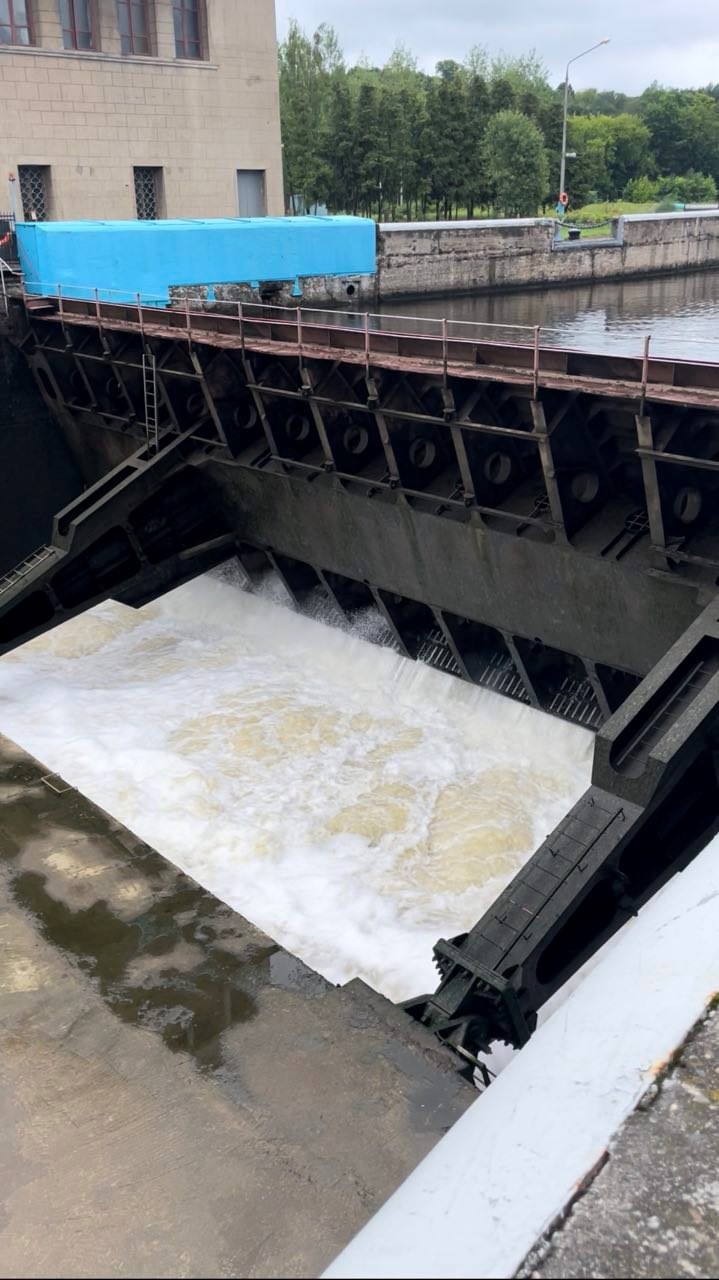 Спуск воды с шлюза